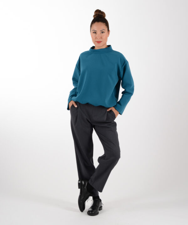 Die Hose HOLLY in Grau zeichnet sich durch ihren eleganten, leicht konisch zulaufenden Schnitt aus. Aus hochwertiger Schurwolle gefertigt, bietet sie hohen Tragekomfort und angenehme Leichtigkeit. Mit praktischen Taschen ausgestattet an der Seite. Der schwarze, elastische Schlupfbund ist super bequem, paßt sich der jeweiligen Körperform an und verzichtet zur Gänze auf einen Verschluss. Größen: XS - XXL Farbe: Grau Material: 98% Schurwolle, 2% Elasthan Pflege: waschbar mit Wollprogramm-kalt oder Reinigung Produziert in Wien.